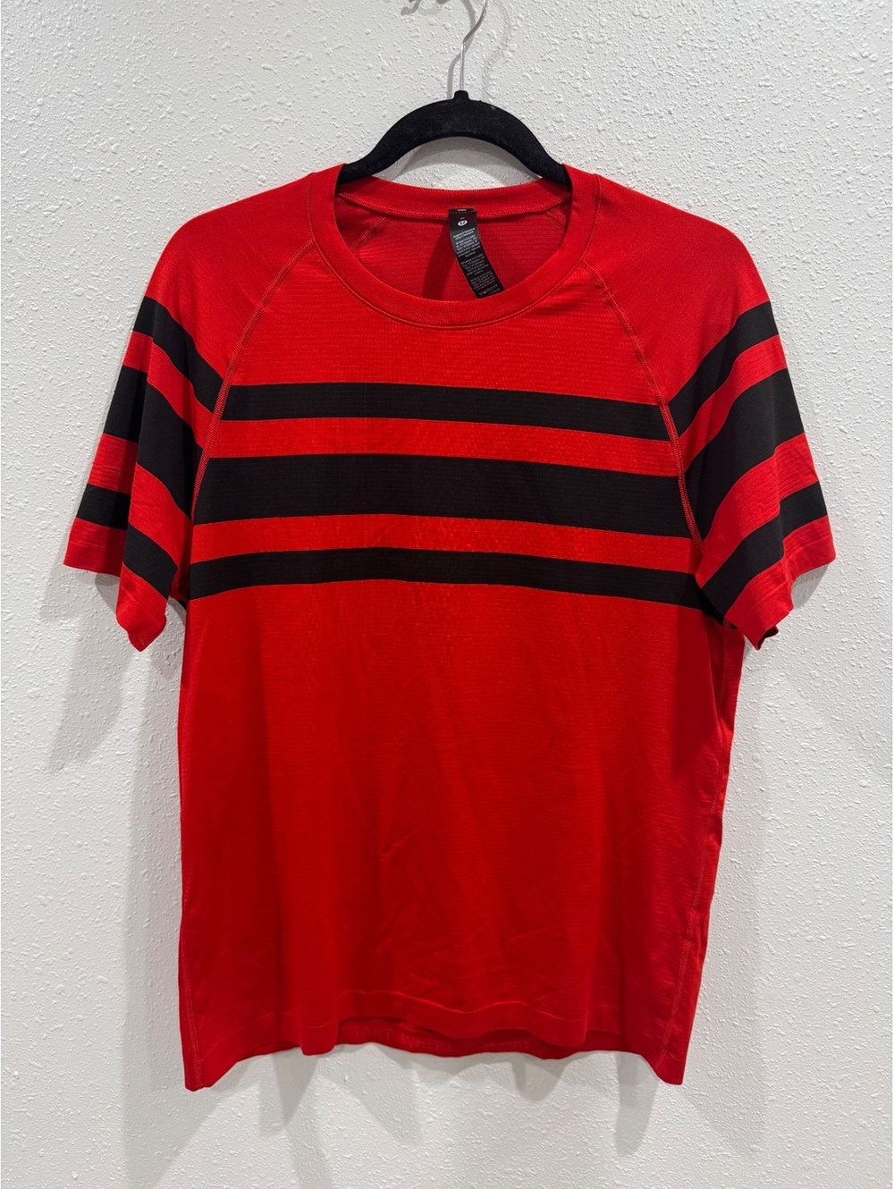 Lululemon Men’s Metal Vent Short Sleeve Shirt Oxford Red Black Stripe Size M